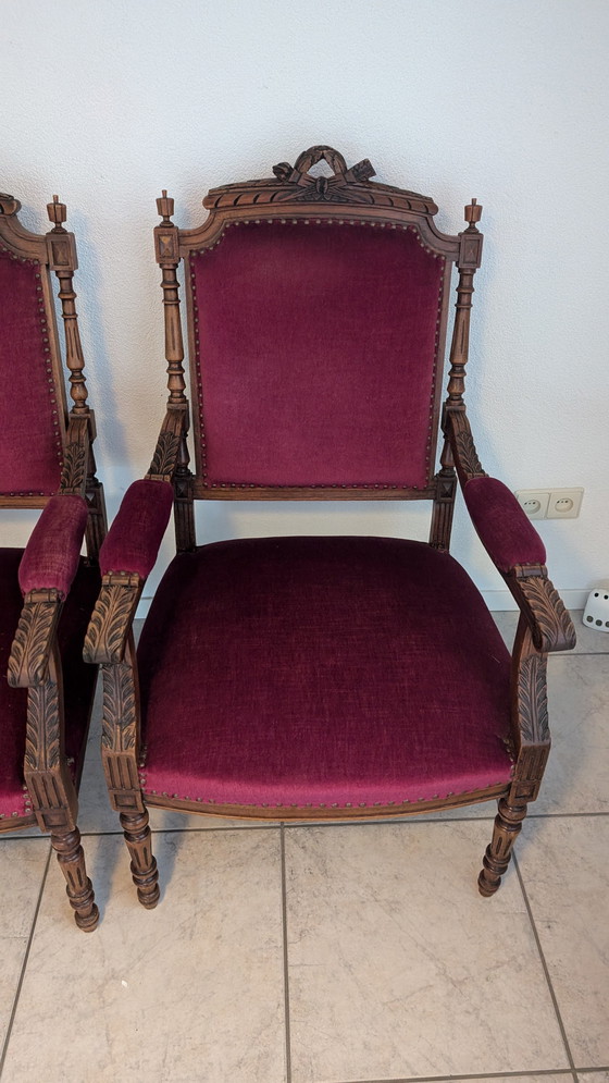 Image 1 of Vintage Houten Stoelen Met Ingraveringen En Rode Stoffen Zitting