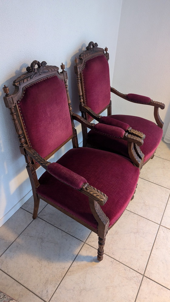 Image 1 of Vintage Houten Stoelen Met Ingraveringen En Rode Stoffen Zitting