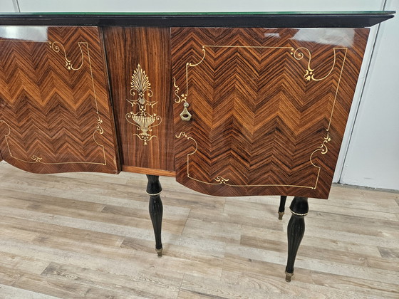 Image 1 of Groot Mid Century dressoir in mahonie en esdoorn met glas-in-lood en messing handgrepen