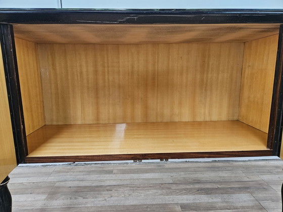 Image 1 of Groot Mid Century dressoir in mahonie en esdoorn met glas-in-lood en messing handgrepen