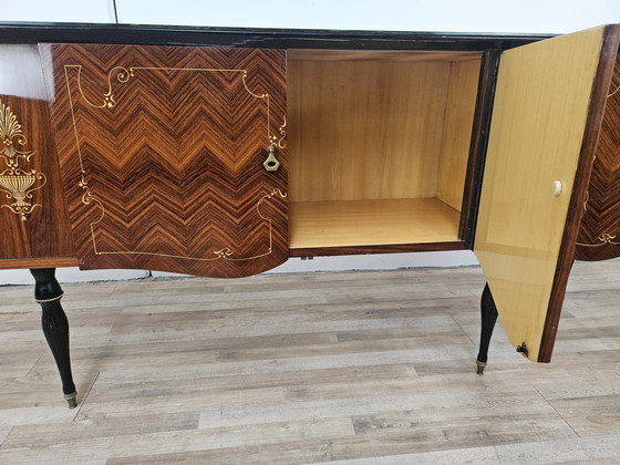 Image 1 of Groot Mid Century dressoir in mahonie en esdoorn met glas-in-lood en messing handgrepen