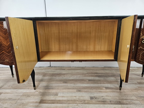 Image 1 of Groot Mid Century dressoir in mahonie en esdoorn met glas-in-lood en messing handgrepen