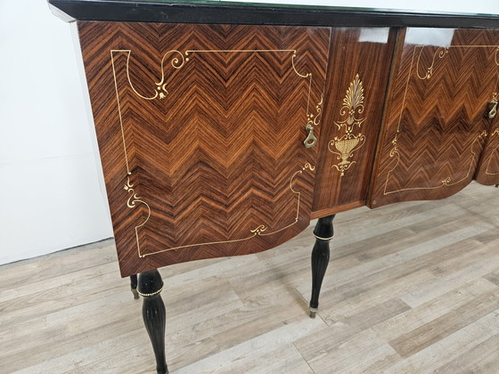 Image 1 of Groot Mid Century dressoir in mahonie en esdoorn met glas-in-lood en messing handgrepen