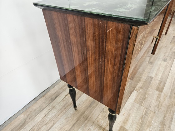 Image 1 of Groot Mid Century dressoir in mahonie en esdoorn met glas-in-lood en messing handgrepen