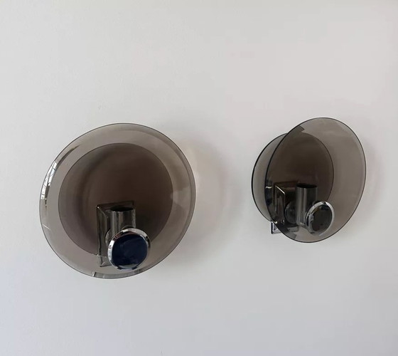 Image 1 of 2X Wandlampen van gerookt glas en verchroomd metaal, Frankrijk 1970