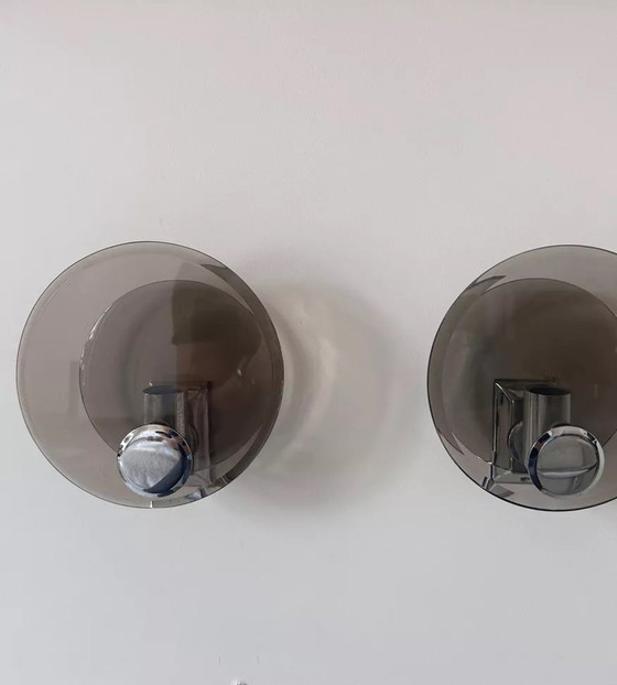 Image 1 of 2X Wandlampen van gerookt glas en verchroomd metaal, Frankrijk 1970