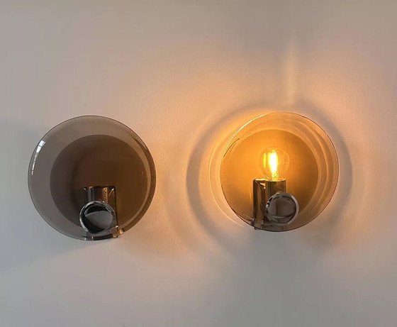 Image 1 of 2X Wandlampen van gerookt glas en verchroomd metaal, Frankrijk 1970