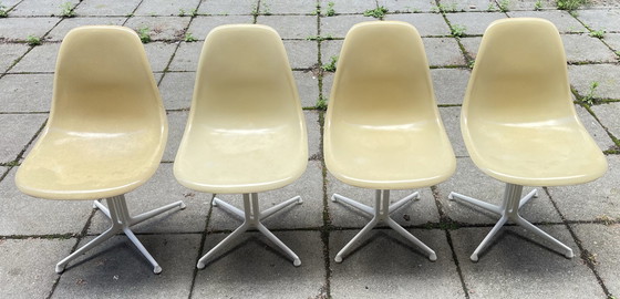 Image 1 of 4x Ray Eames voor Herman Miller glasfiber kuipstoel