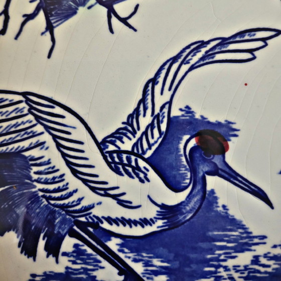 Image 1 of Grote Aziatische porseleinen schotel versierd met vogels (kraanvogels) Kleur blauw wit