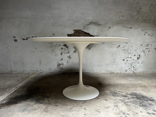 Eero Saarinen Voor Knoll International tafel tulip