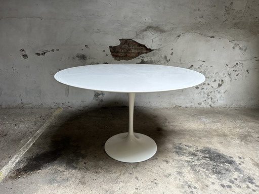 Eero Saarinen Voor Knoll International tafel tulip