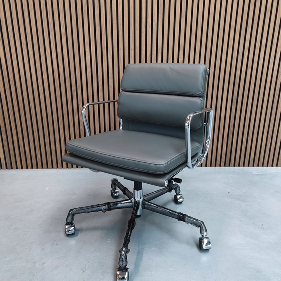 Image 1 of Vitra Eames EA 217