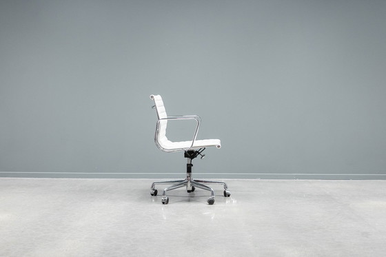 Image 1 of Eames Ea117 Alugroup bureaustoel
