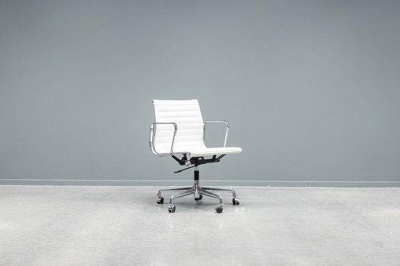 Image 1 of Eames Ea117 Alugroup bureaustoel