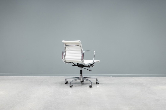 Image 1 of Eames Ea117 Alugroup bureaustoel