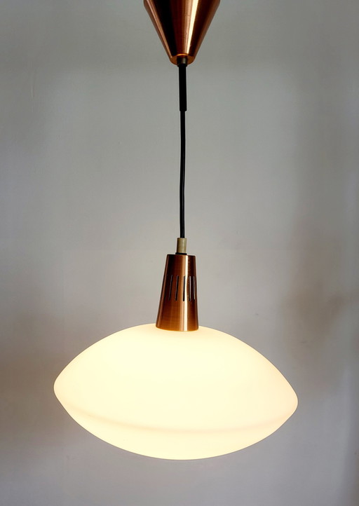 Vintage opaline glazen hanglamp, Scandinavische stijl, koper afwerking