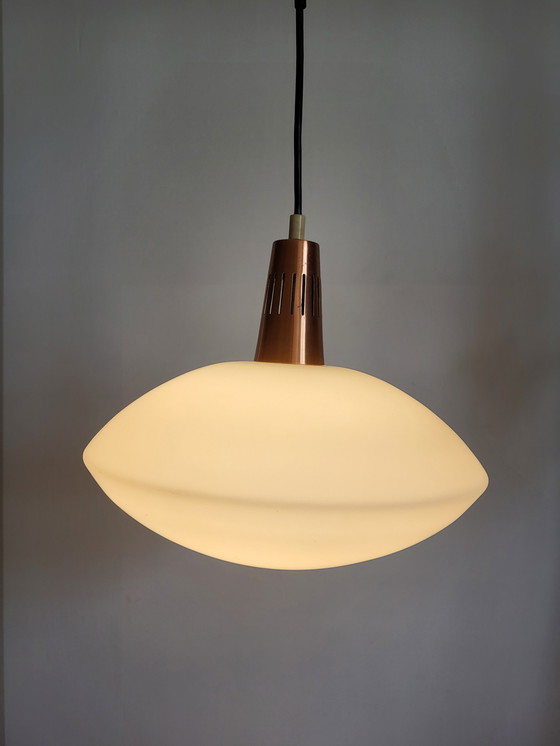 Image 1 of Vintage opaline glazen hanglamp, Scandinavische stijl, koper afwerking