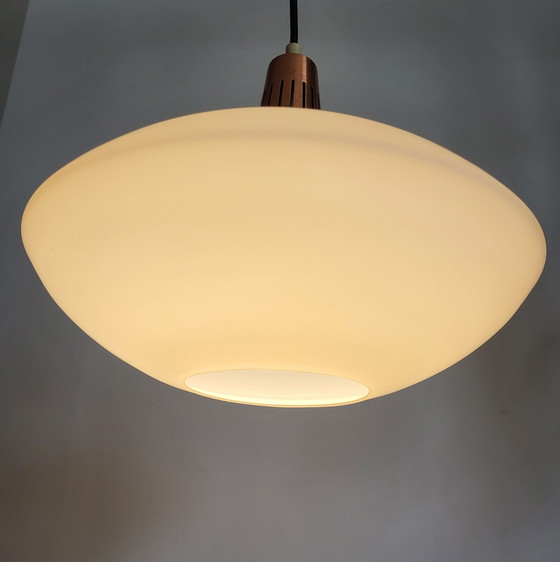 Image 1 of Vintage opaline glazen hanglamp, Scandinavische stijl, koper afwerking