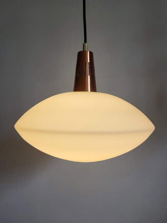 Image 1 of Vintage opaline glazen hanglamp, Scandinavische stijl, koper afwerking