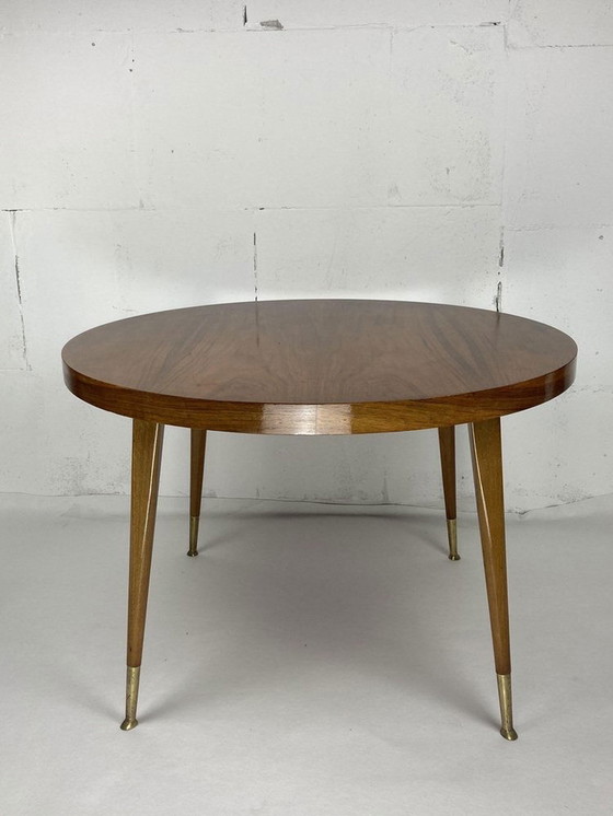 Image 1 of Italiaanse ronde tafel met conische koperen poten, 1950S