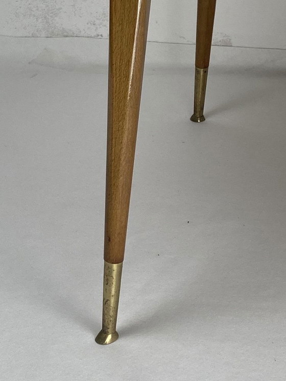 Image 1 of Italiaanse ronde tafel met conische koperen poten, 1950S