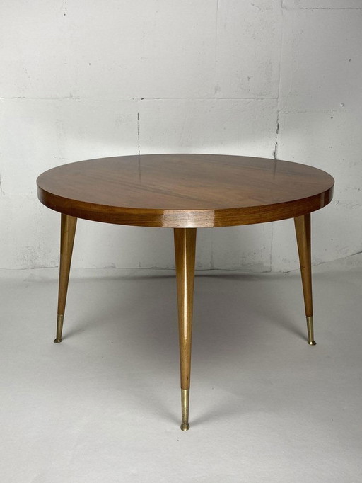 Italiaanse ronde tafel met conische koperen poten, 1950S