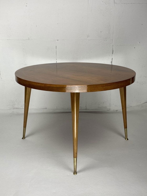 Image 1 of Italiaanse ronde tafel met conische koperen poten, 1950S