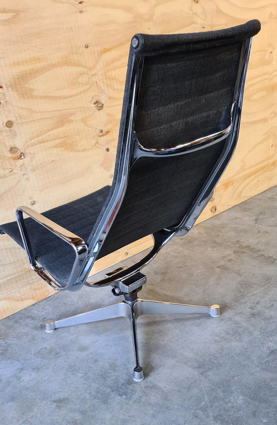 Image 1 of Herman Miller EA124 stoel