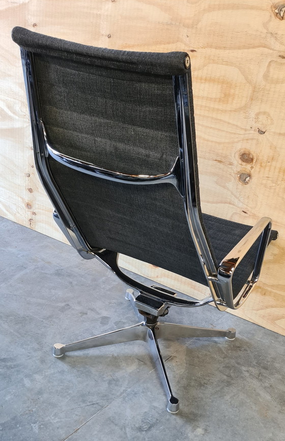 Image 1 of Herman Miller EA124 stoel