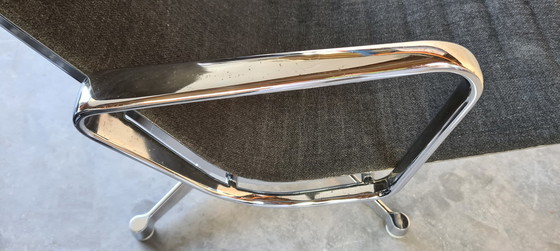 Image 1 of Herman Miller EA124 stoel