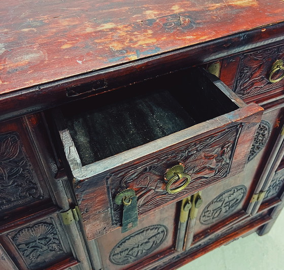 Image 1 of Authentiek Chinees kabinet met handgemaakt houtsnijwerk