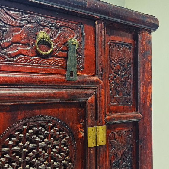 Image 1 of Authentiek Chinees kabinet met handgemaakt houtsnijwerk