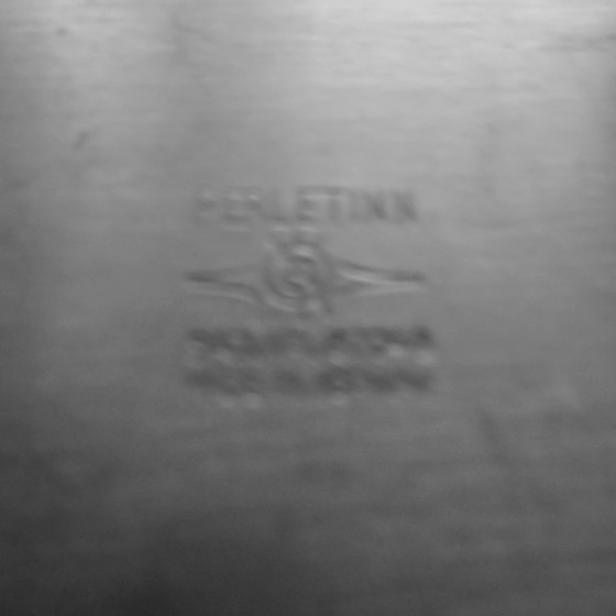 Image 1 of Wit tinnen doosje in laag reliëf "Perletinn". Noorwegen 1960