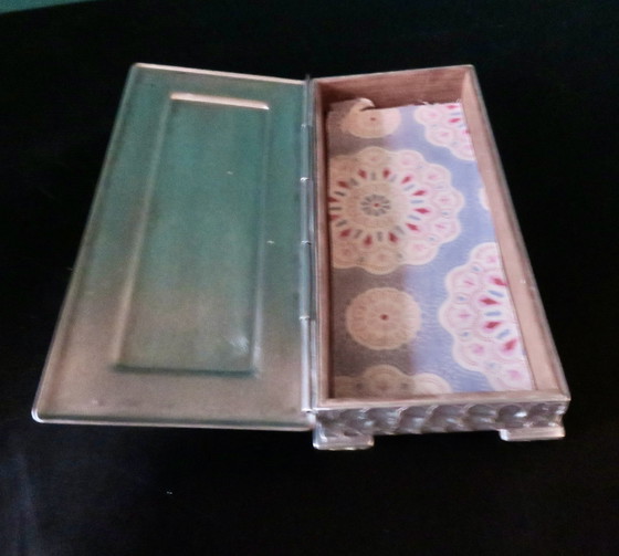Image 1 of Wit tinnen doosje in laag reliëf "Perletinn". Noorwegen 1960