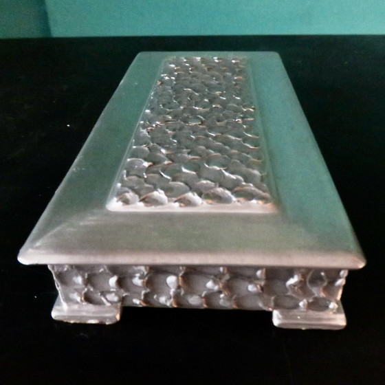 Image 1 of Wit tinnen doosje in laag reliëf "Perletinn". Noorwegen 1960