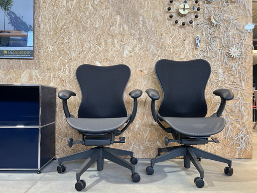 2X Herman Miller Mirra 2 Bureaustoelen