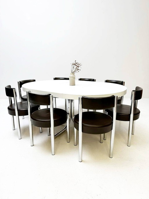 Victoria meubels: uitschuifbare tafel en 8 Iconische stoelen van chroom en leer, jaren 1960