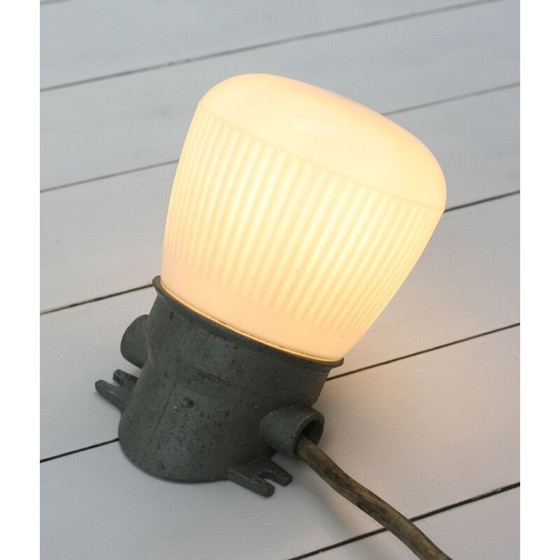 Image 1 of Vintage Duitse industriële opaline wandlamp