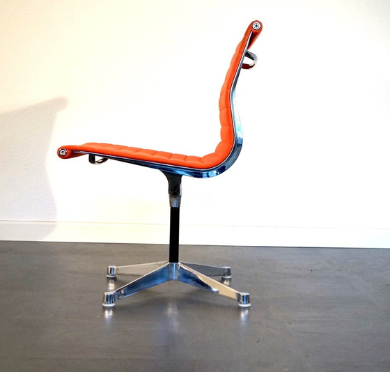 Image 1 of Vintage Ea106 Aluminium Stoel van Ray & Charles Eames voor Herman Miller