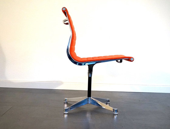 Image 1 of Vintage Ea106 Aluminium Stoel van Ray & Charles Eames voor Herman Miller