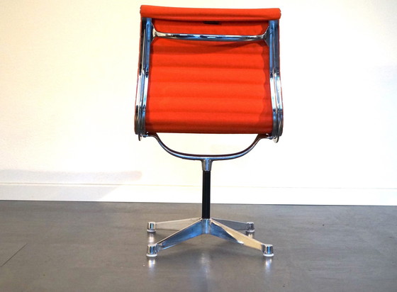 Image 1 of Vintage Ea106 Aluminium Stoel van Ray & Charles Eames voor Herman Miller