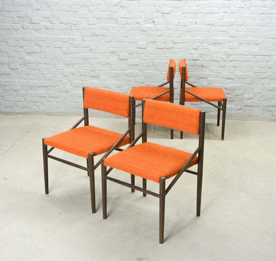 Image 1 of Set van 4 Wengé houten eetkamerstoelen met oranje Bouclé stoffen bekleding. Nederland, jaren 1960. Ref.: CH221