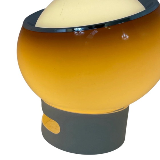 Image 1 of Guzzini - Lamp model 'Clan' - Space age design, Italiaans ontwerp, jaren '70 - Witte acryl voet en bruine kap