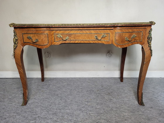 Image 1 of Lodewijk Xv-stijl houten bureau met inlegwerk 19e eeuw