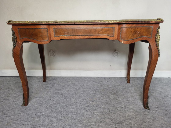 Image 1 of Lodewijk Xv-stijl houten bureau met inlegwerk 19e eeuw