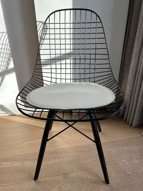 Image 1 of 8x Vintage Vitra Eames DSW Stoelen