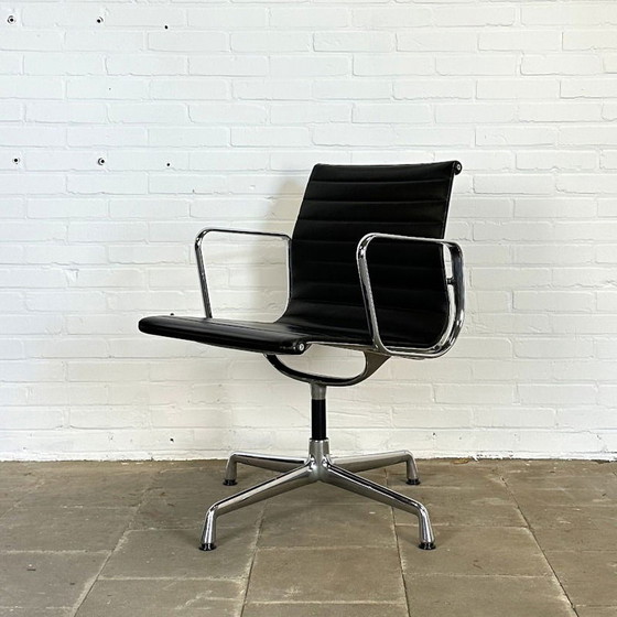 Image 1 of Vitra EA 108 Zwarte Design stoel, Ontworpen door Charles & Ray Eames