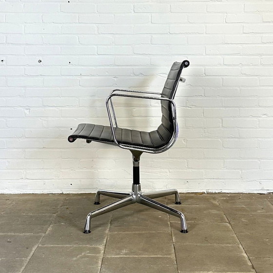 Image 1 of Vitra EA 108 Zwarte Design stoel, Ontworpen door Charles & Ray Eames