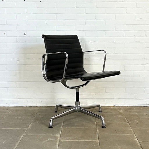 Vitra EA 108 Zwarte Design stoel, Ontworpen door Charles & Ray Eames