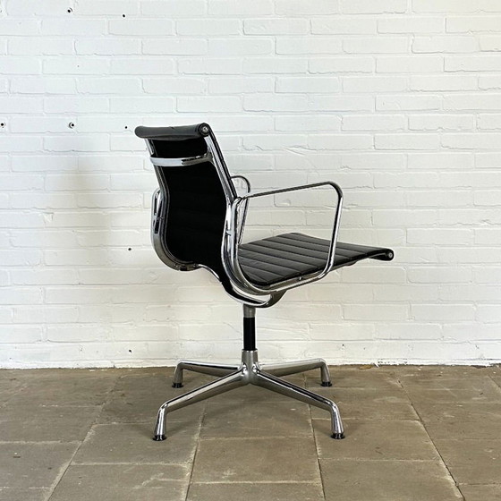 Image 1 of Vitra EA 108 Zwarte Design stoel, Ontworpen door Charles & Ray Eames